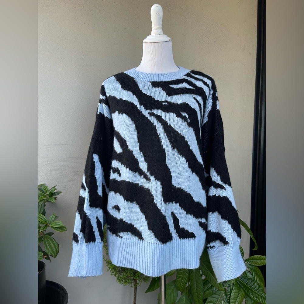 🌿 Nasty Gal Oversized Zebra- Print Sweater in Black and Blue, M